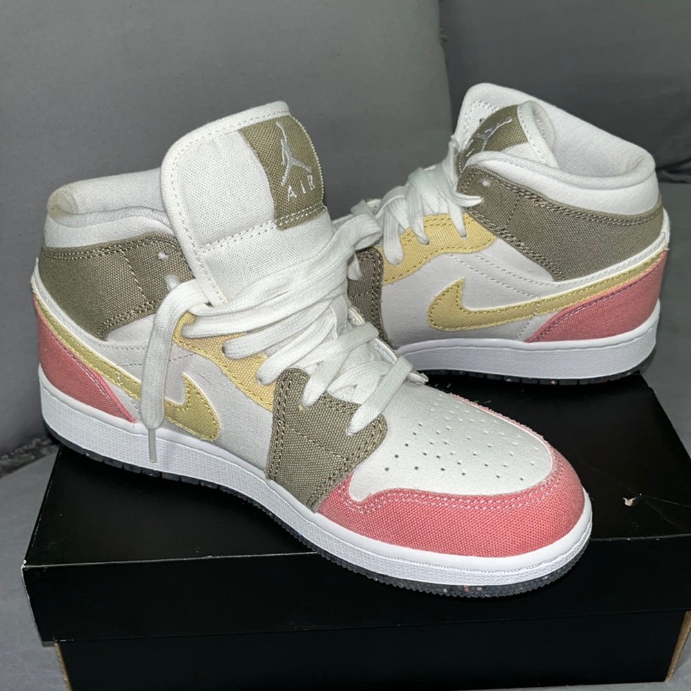 Air Jordan 1 Mid SE 🌸
